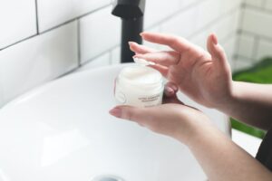 Selecting the Proper Moisturizer for Your Pores and skin